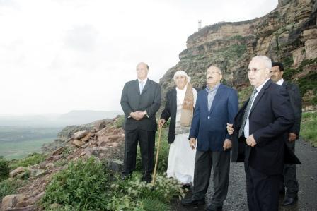 رئيس الجمهورية أثناء زيارته التفقدية لمديريتي شبام كوكبان وبني مطر أمس